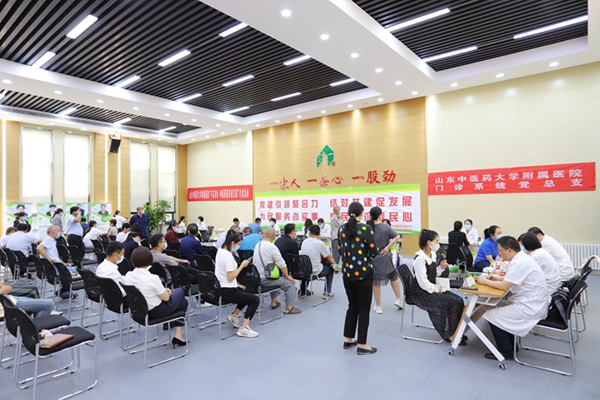 黨建引領(lǐng)聚合力，結(jié)對共建促發(fā)展  為民服務(wù)辦實事，惠民義診暖民心——山東中醫(yī)藥大學(xué)附屬醫(yī)院門診管理服務(wù)黨支部和管理公司機關(guān)黨支部舉行黨建共建協(xié)議簽約儀式